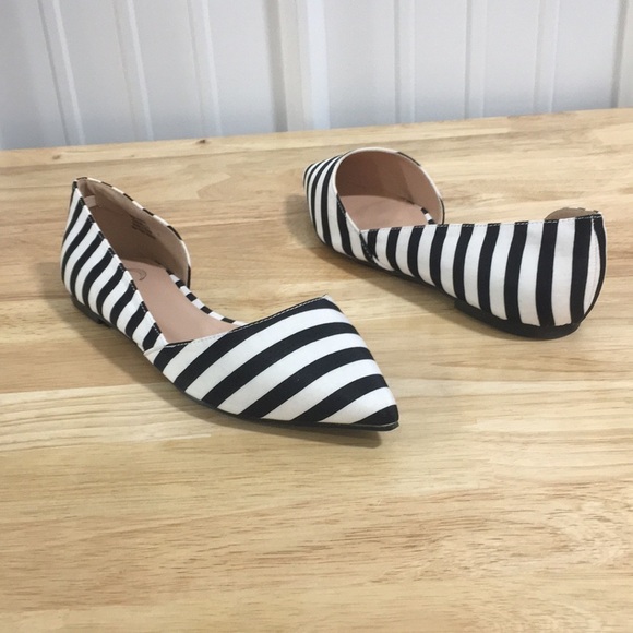 Journee Collection Shoes - New WB Woman’s Journee Collection Cortini Stripe Shoes